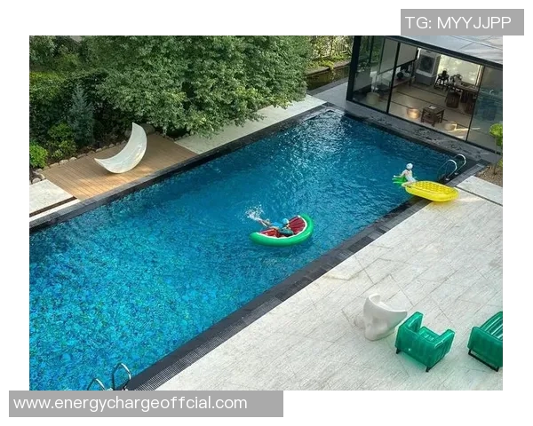 炙热夏日畅游尽享清凉泳池派对,释放无限激情与欢乐时光